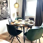 Grosses Apartment,ferienwohnung Mut 90 Qm2, Grosser Aufenthaltsbereich Fuer Firmen, Gruppen, Familien, Nahe Ulm, 3 Schlafzimmer, Wlan,hotel-tv,einzelbetten,garten,ruhige Lage,bettwaesche,handtuecher Inklusive,self Check-in,nahe Bwk,uni,legoland Apartman