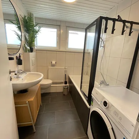Grosses Apartment,ferienwohnung Mut 90 Qm2, Grosser Aufenthaltsbereich Fuer Firmen, Gruppen, Familien, Nahe Ulm, 3 Schlafzimmer, Wlan,hotel-tv,einzelbetten,garten,ruhige Lage,bettwaesche,handtuecher Inklusive,self Check-in,nahe Bwk,uni,legoland Apartmán